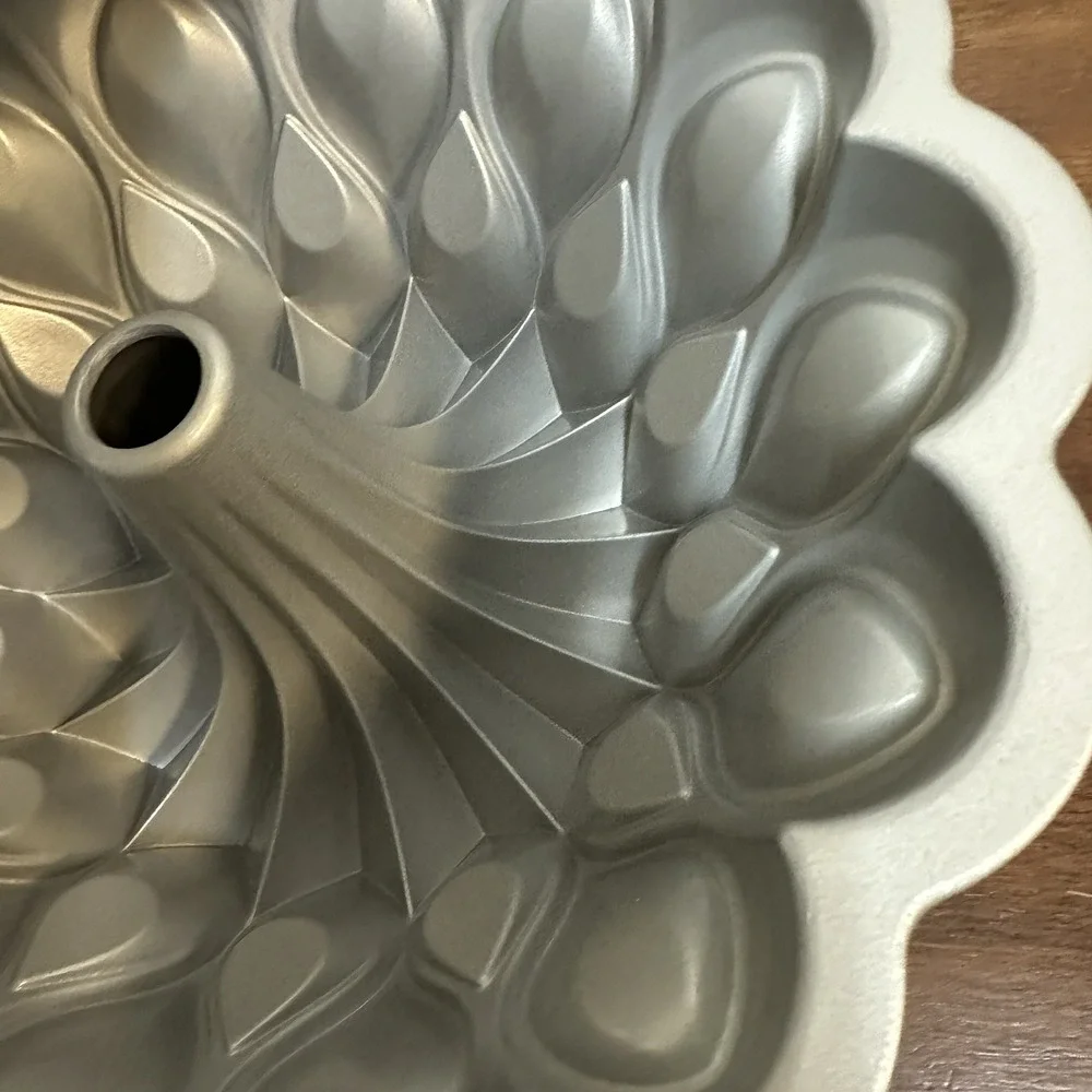 Nordic Ware Crown Bundt Pan 10 Cups 2.4 Liters Made in USA NEW